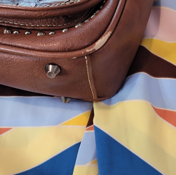 Trinity Ranch Crossbody 💛 - Picture 9 of 10